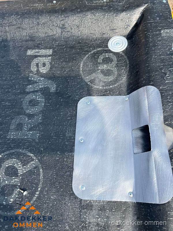 Dakdoorvoer met metalen afvoerplaat op bitumen dak in Ommen Dakdoorvoer met metalen afvoerplaat op bitumen dak in Ommen