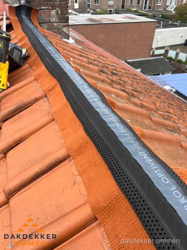 Nokventilatie installeren op hellend pannendak in Ommen Nokventilatie installeren op hellend pannendak in Ommen