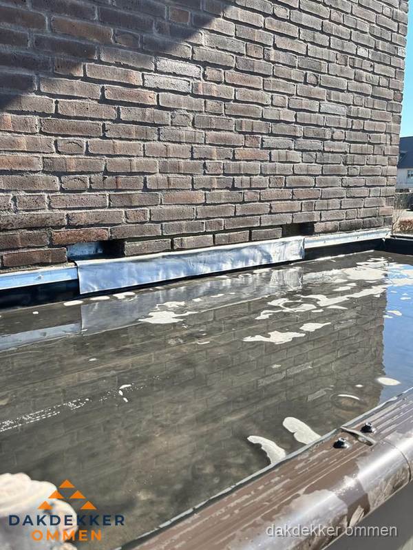 Stilstaand water op plat dak door slechte afwatering in Ommen Stilstaand water op plat dak door slechte afwatering in Ommen