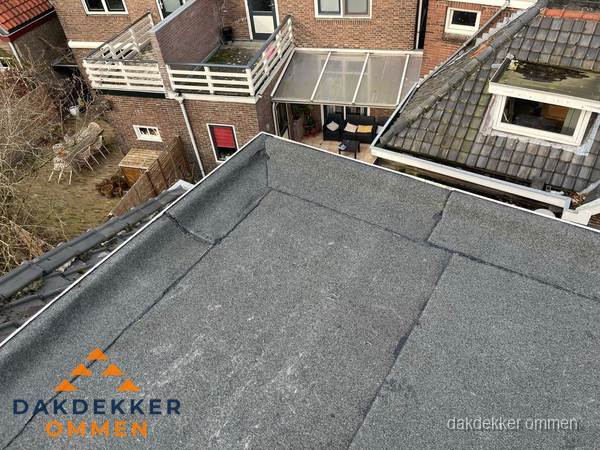 Overzicht plat dak met dakgoot in woonwijk Ommen Overzicht plat dak met dakgoot in woonwijk Ommen
