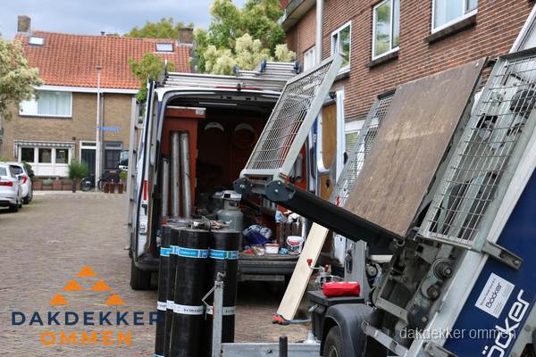 Dakdekkersbusje met materiaal en ladderlift voor dakpannen vervangen in Ommen Dakdekkersbusje met materiaal en ladderlift voor dakpannen vervangen in Ommen