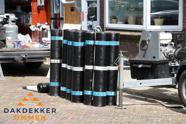 Rollen bitumen dakbedekking klaar voor daklekkage reparatie in Ommen Rollen bitumen dakbedekking klaar voor daklekkage reparatie in Ommen