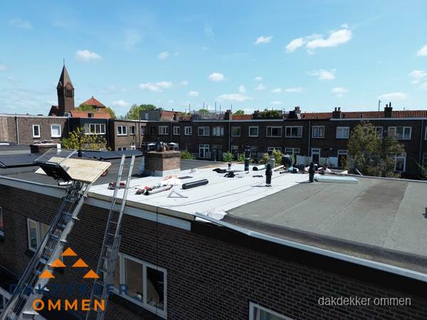 Dakdekkers aan het werk op plat dak in Ommen Dakdekkers aan het werk op plat dak in Ommen