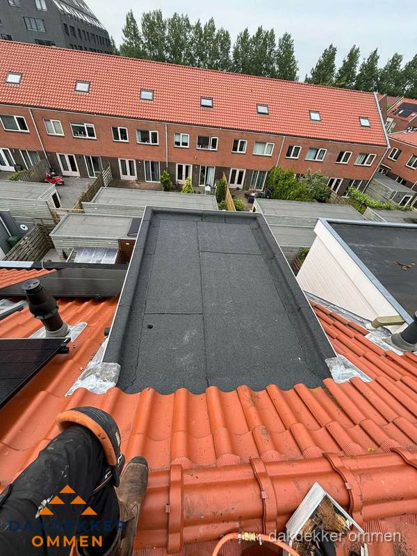 Bitumen dak reparatie op plat dak tussen dakpannen in Ommen Bitumen dak reparatie op plat dak tussen dakpannen in Ommen