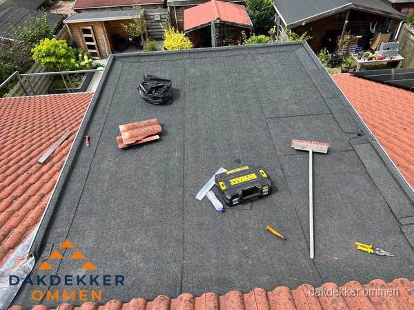 Nieuw plat dak met bitumen dakbedekking in Ommen Nieuw plat dak met bitumen dakbedekking in Ommen